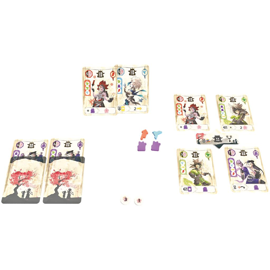 Una mesa con cartas de juegos de mesa, fichas de colores y losetas sobre fondo blanco.