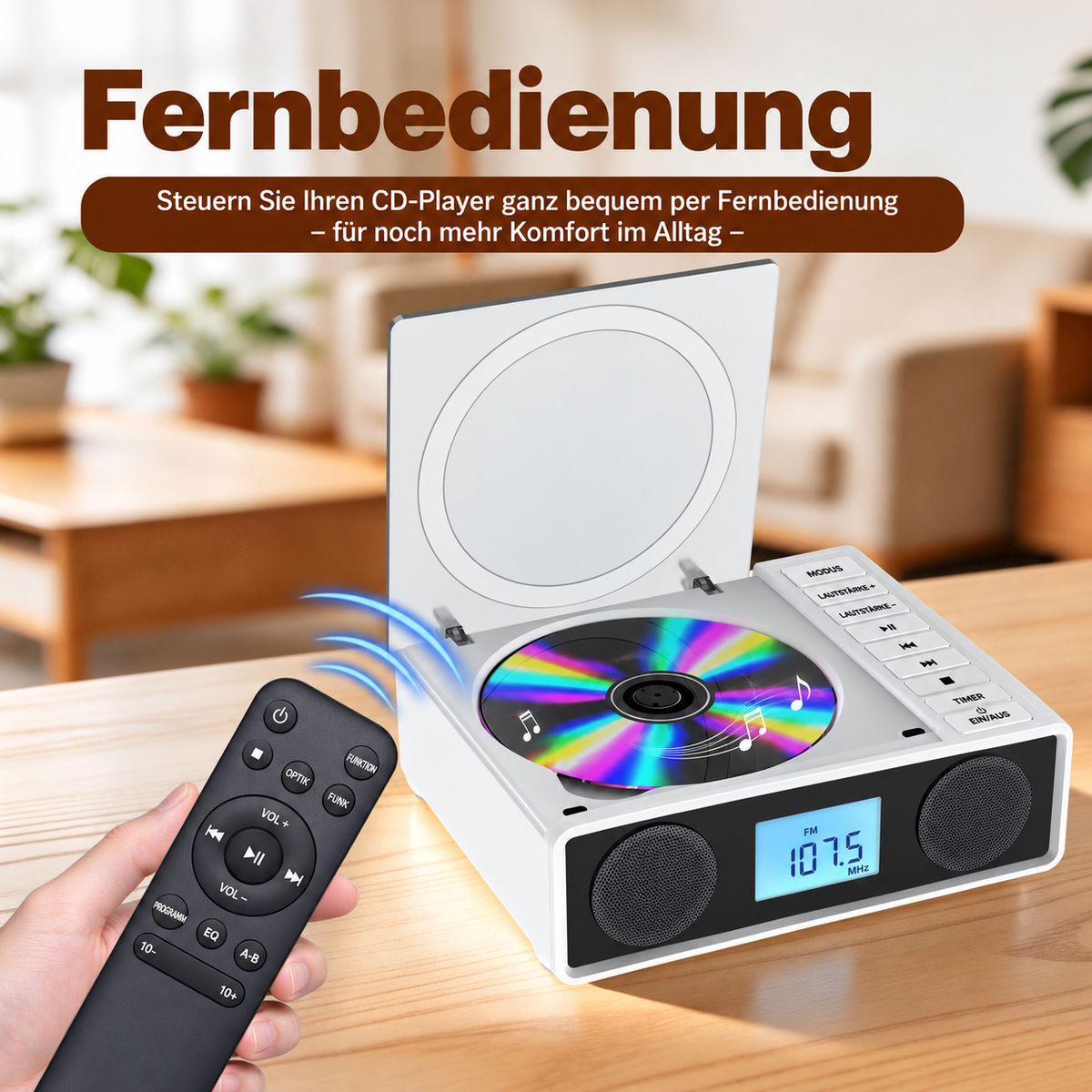 Eine Hand bedient einen weißen CD-Player mit Fernbedienung auf einem Holztisch in einem Wohnzimmer.
