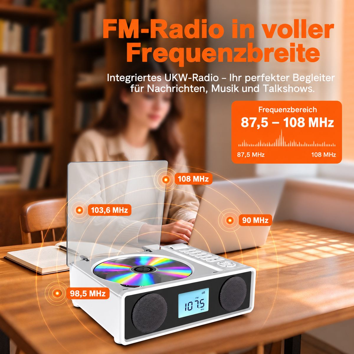 Ein weißes CD-Radio auf einem Holz-Schreibtisch mit Radiowellen-Symbolen und Textüberlagerungen.
