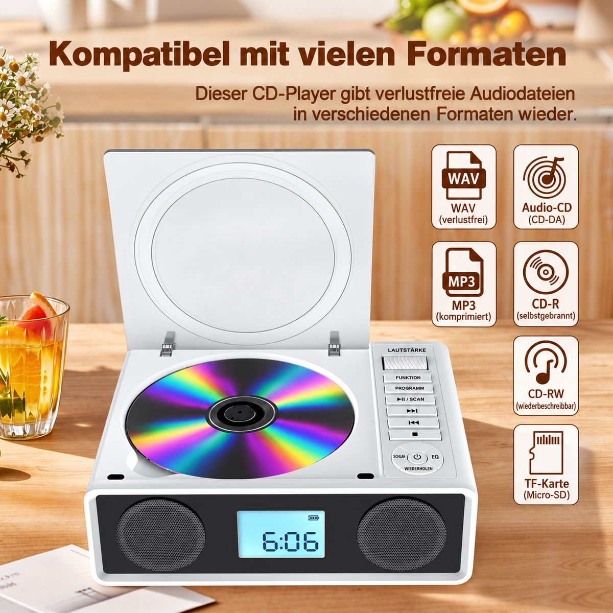 Weißer CD-Player auf Holztisch mit offener Klappe, bunten CD, Display und Funktions-Icons auf der rechten Seite.