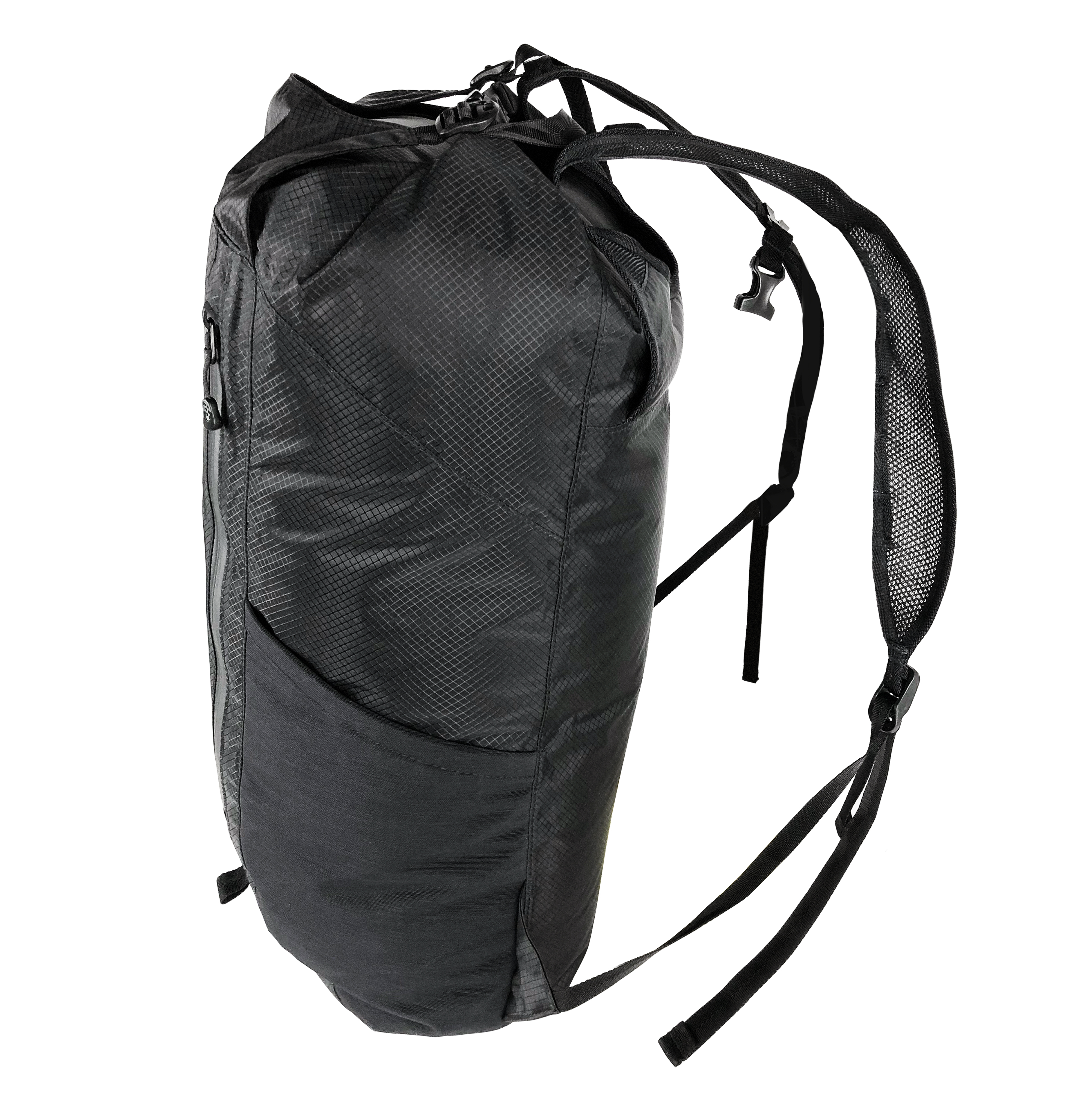 Ein schwarzer wasserdichter Rucksack mit Netzugträgern vor weißem Hintergrund.