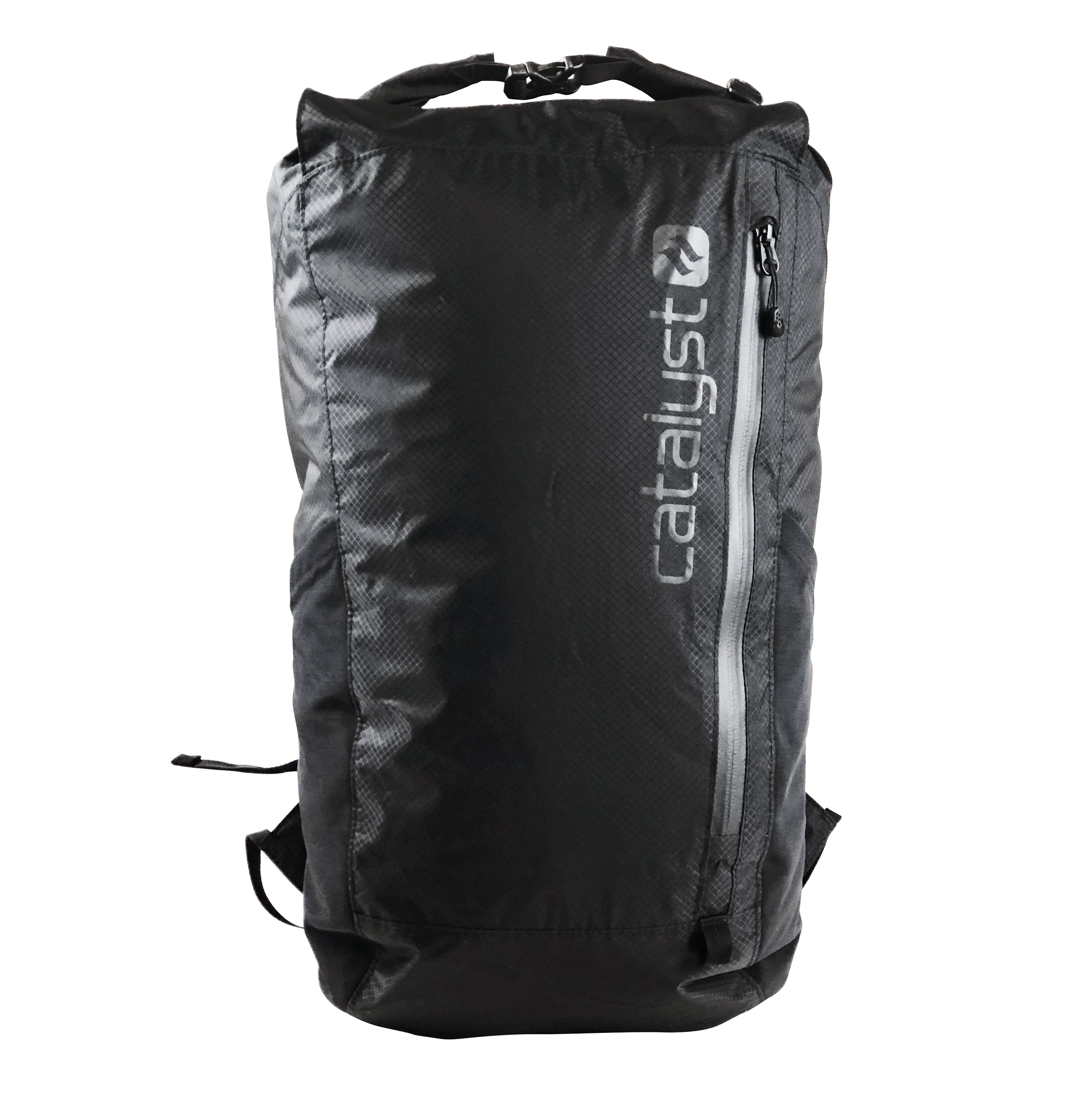 Ein schwarzer Catalyst-Rucksack mit vertikalem Reißverschluss und gerolltem Oberteil vor weißem Hintergrund.