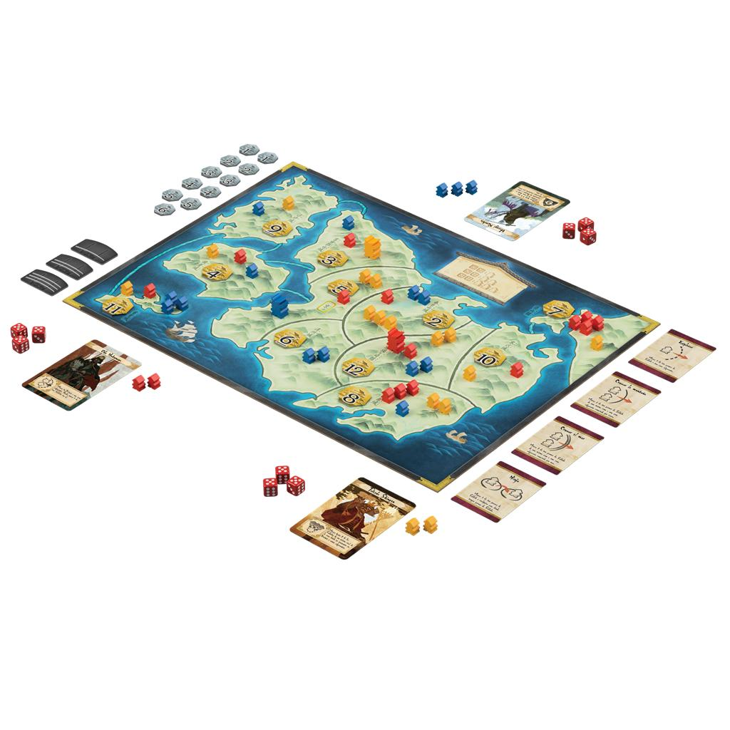 Un juego de mesa en una mesa con un mapa, piezas de madera de colores, cartas y dados rojos.