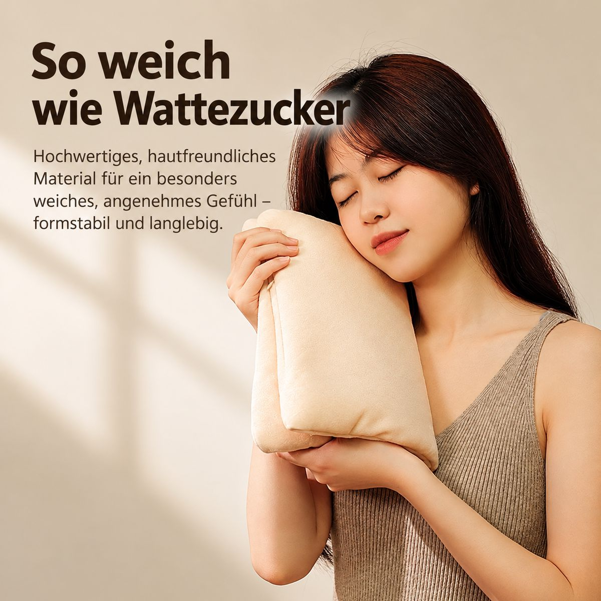 Eine Frau hält eine weiche, beigefarbene Decke an ihre Wange und lächelt mit geschlossenen Augen.