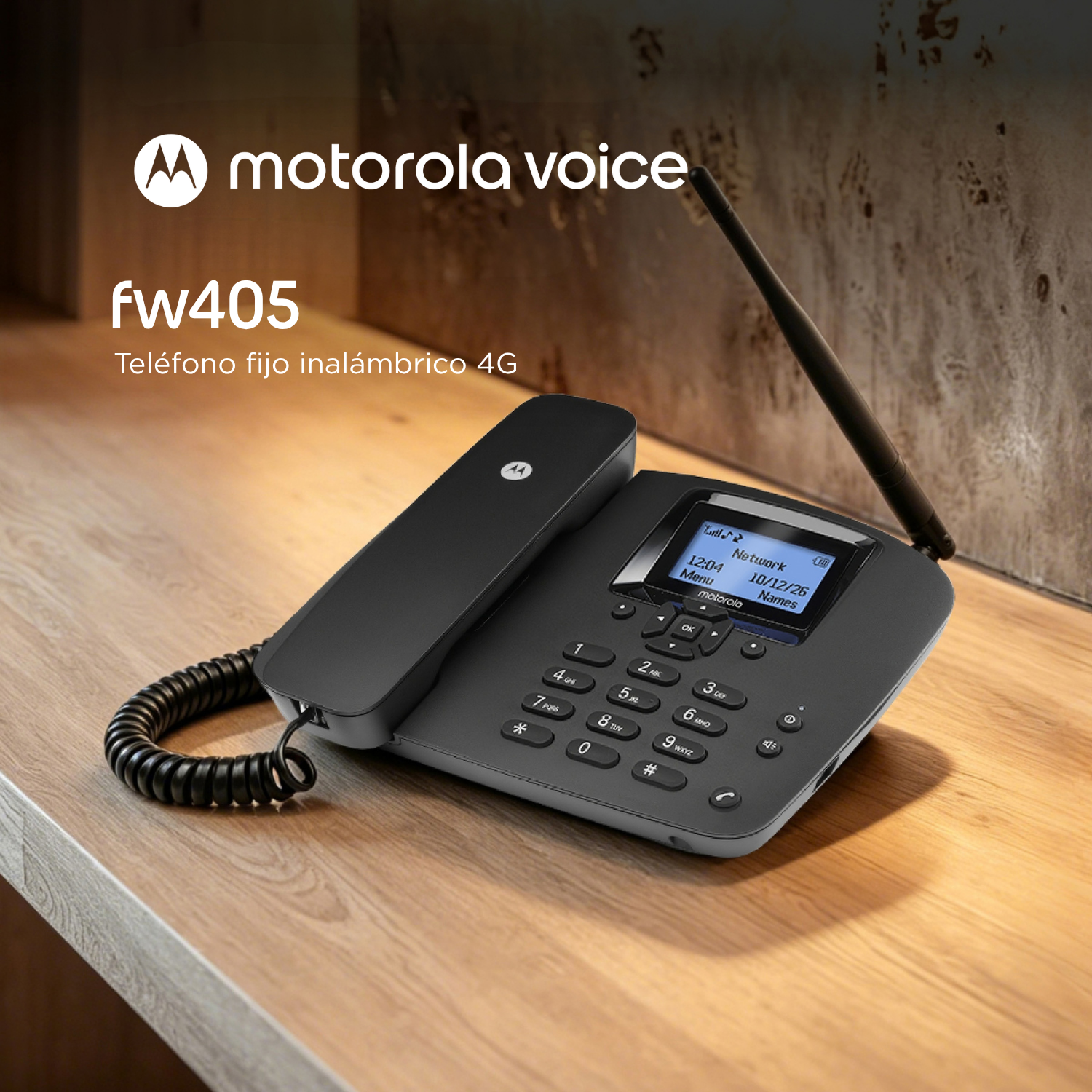 Teléfono fijo 4G Motorola negro en una superficie de madera con antena y pantalla iluminada.