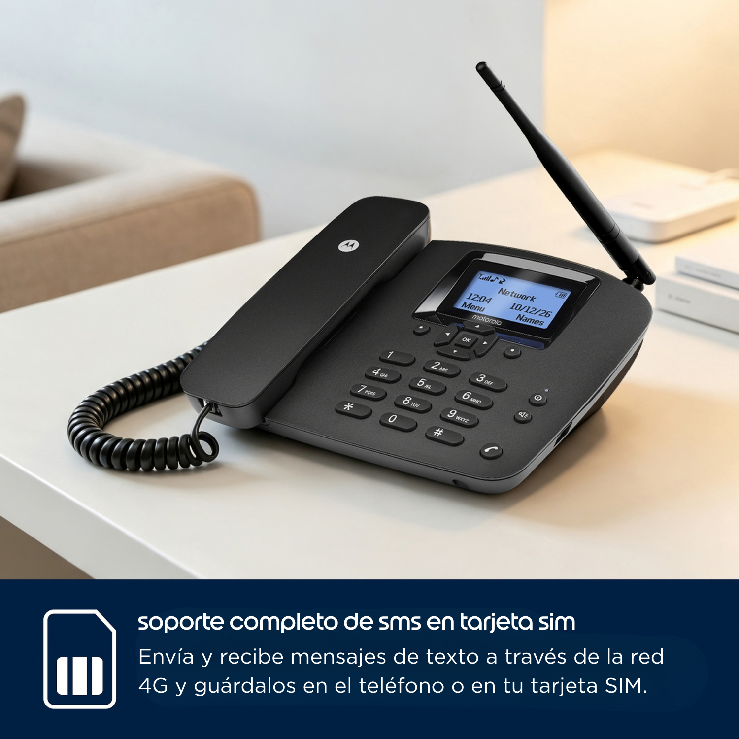 Un teléfono de escritorio negro con antena y pantalla integrada descansa sobre una mesa blanca.