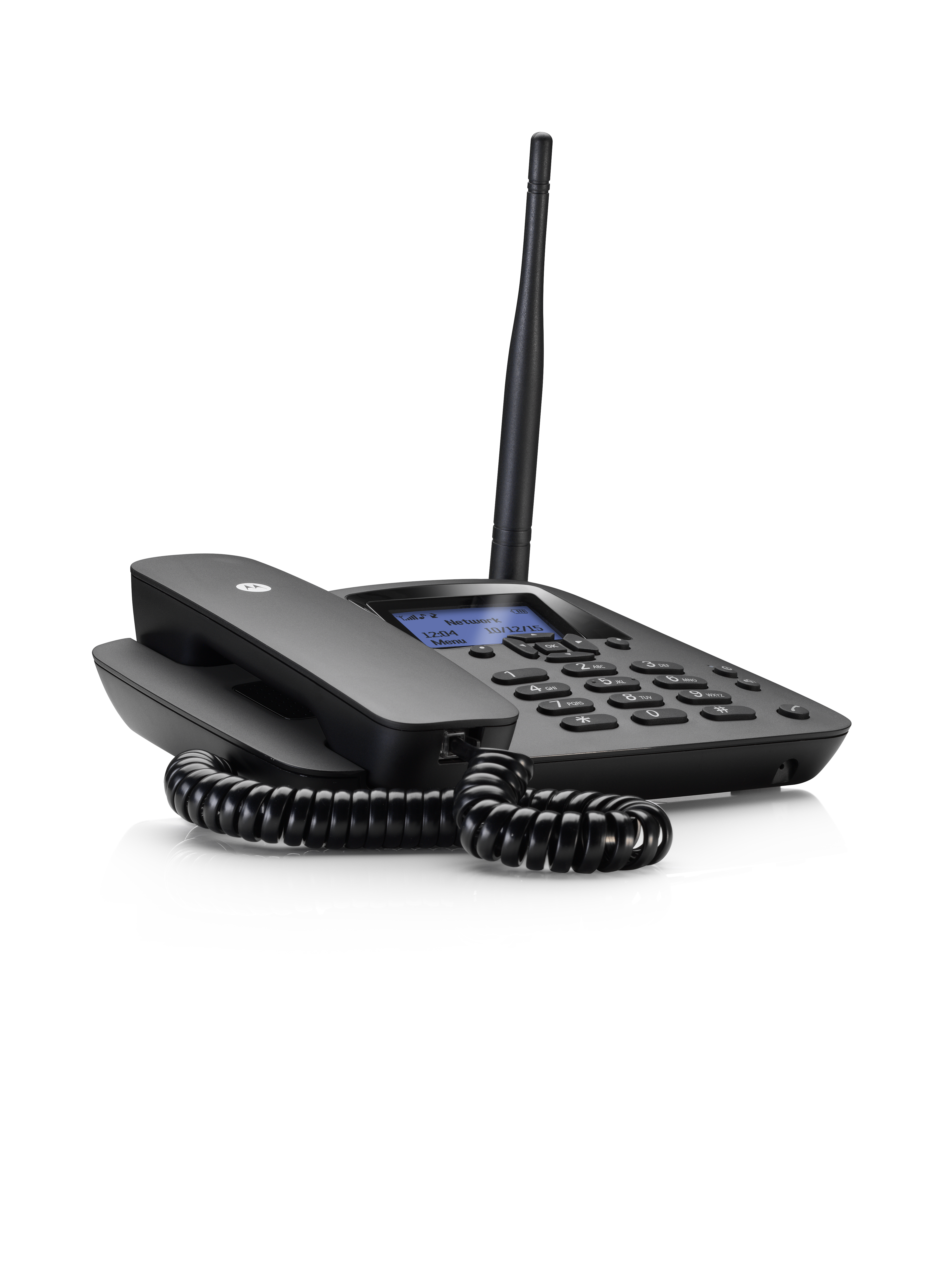 Un teléfono fijo negro con antena alta, pantalla con luz azul y cable espiral sobre fondo blanco.