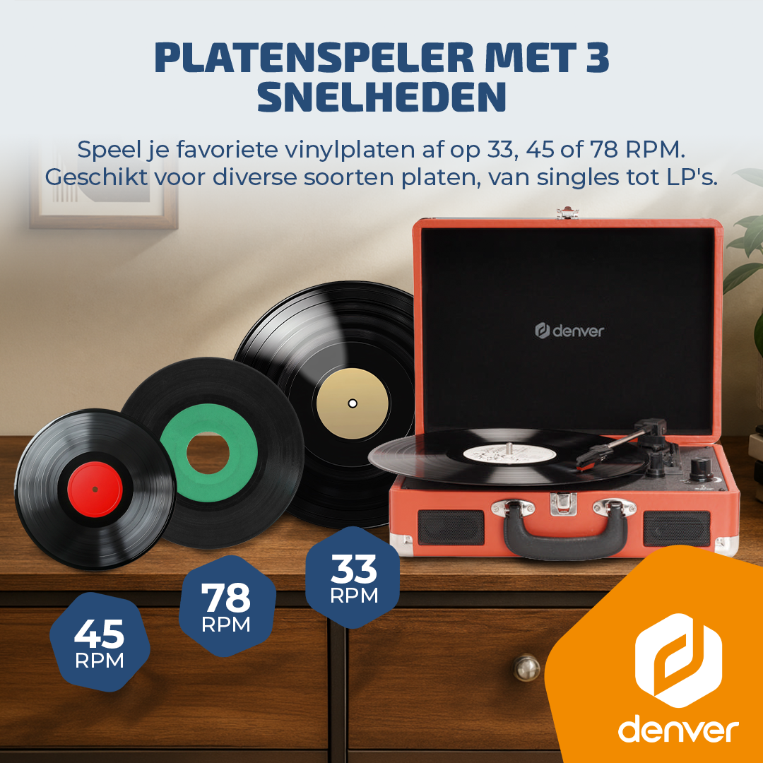 Rode kofferplatenspeler met drie vinylplaten in verschillende maten op een houten dressoir.
