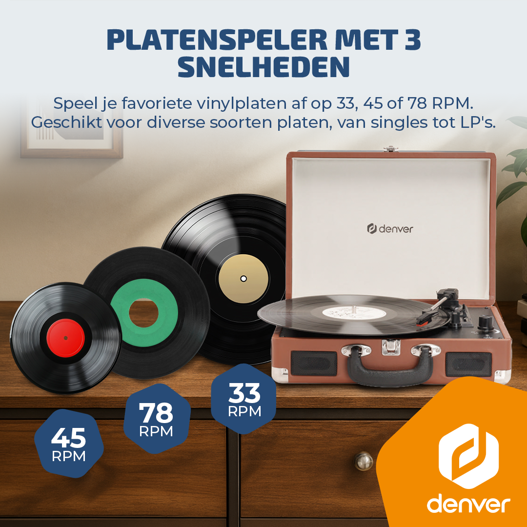 Ein brauner tragbarer Plattenspieler mit drei Vinylplatten in unterschiedlichen Größen auf einem Holzschrank.