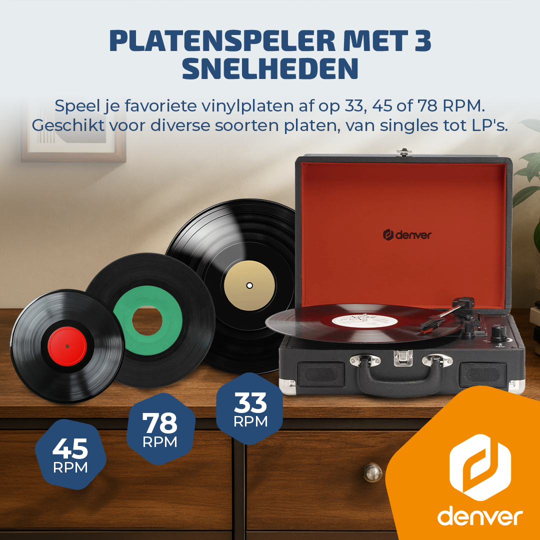 Platenspeler met drie snelheden en drie verschillende vinylplaten op een houten kast.