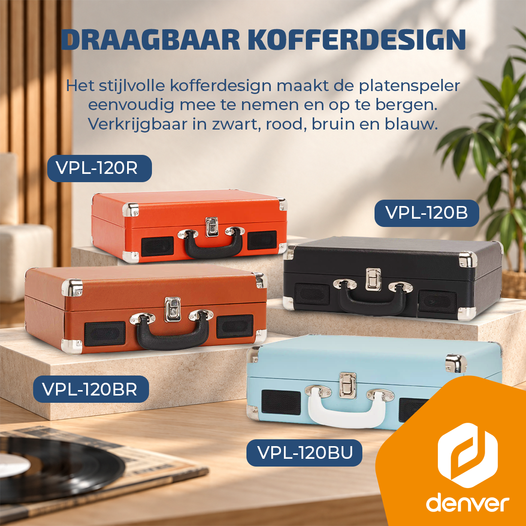 Vier draagbare platenspelers in kofferdesign in oranje, bruin, zwart en blauw op een tafel.