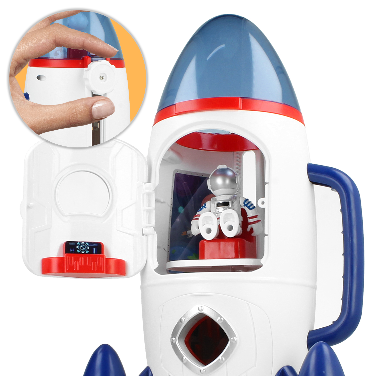 Zabawkowa rakieta z otwartymi drzwiami i astronautą w środku, z wstawką pokazującą dłoń kręcącą pokrętłem.