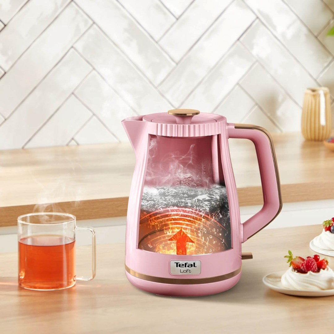 Różowy czajnik Tefal Loft na blacie z gorącą herbatą i wypiekami.