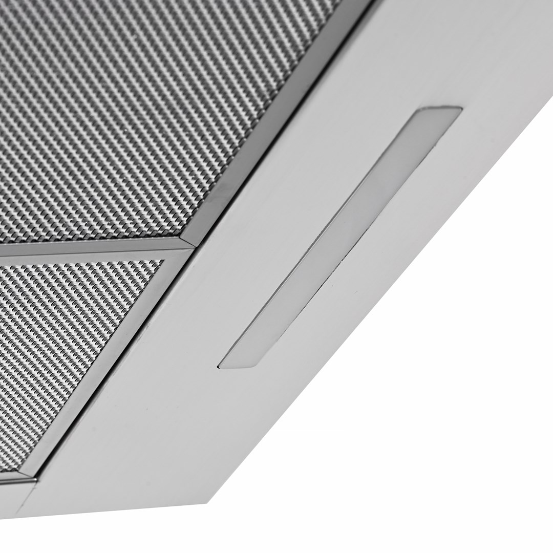 Spód srebrnego okapu kuchennego z drobnym metalowym filtrem siatkowym i oświetleniem LED.