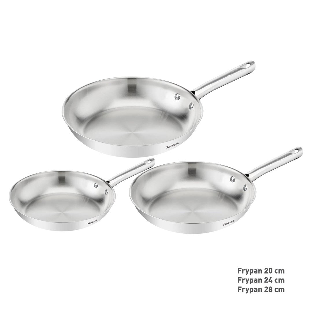 Trzy srebrne patelnie ze stali nierdzewnej Tefal w rozmiarach 20 cm, 24 cm i 28 cm na białym tle.