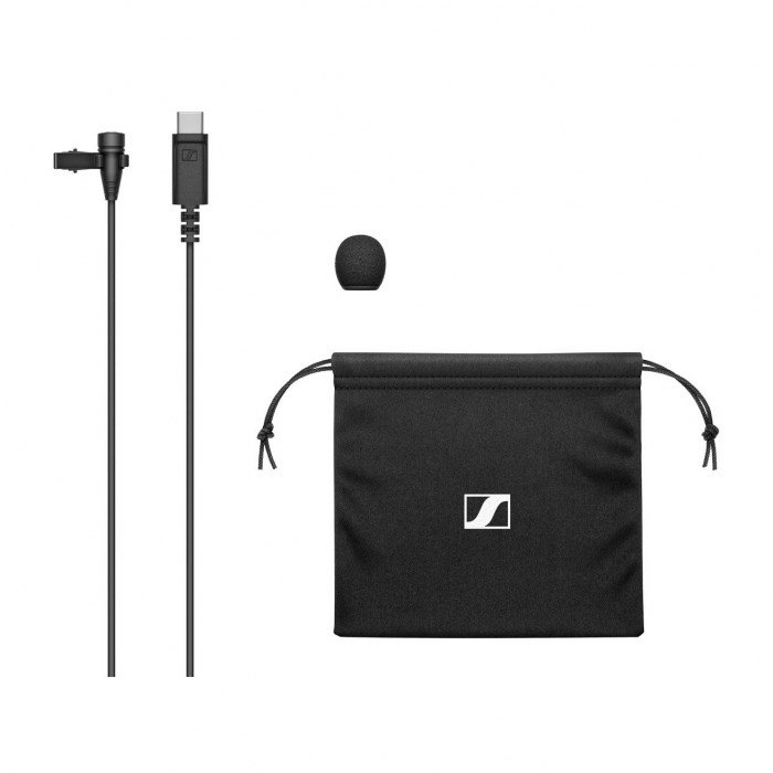Czarny mikrofon krawatowy z USB-C, osłoną i czarnym etui z białym logo na białym tle.