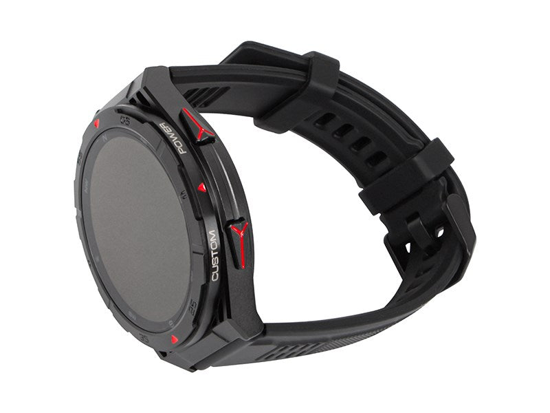 Czarny smartwatch z czerwonymi akcentami, okrągłym ekranem i prążkowanym silikonowym paskiem na jasnym tle.