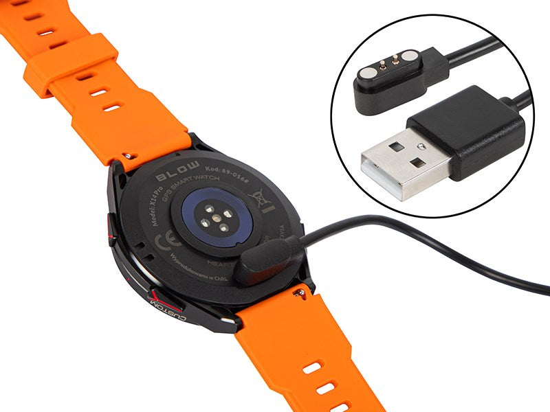 Tylna strona pomarańczowego smartwatcha z magnetycznym kablem ładującym i złączem USB.