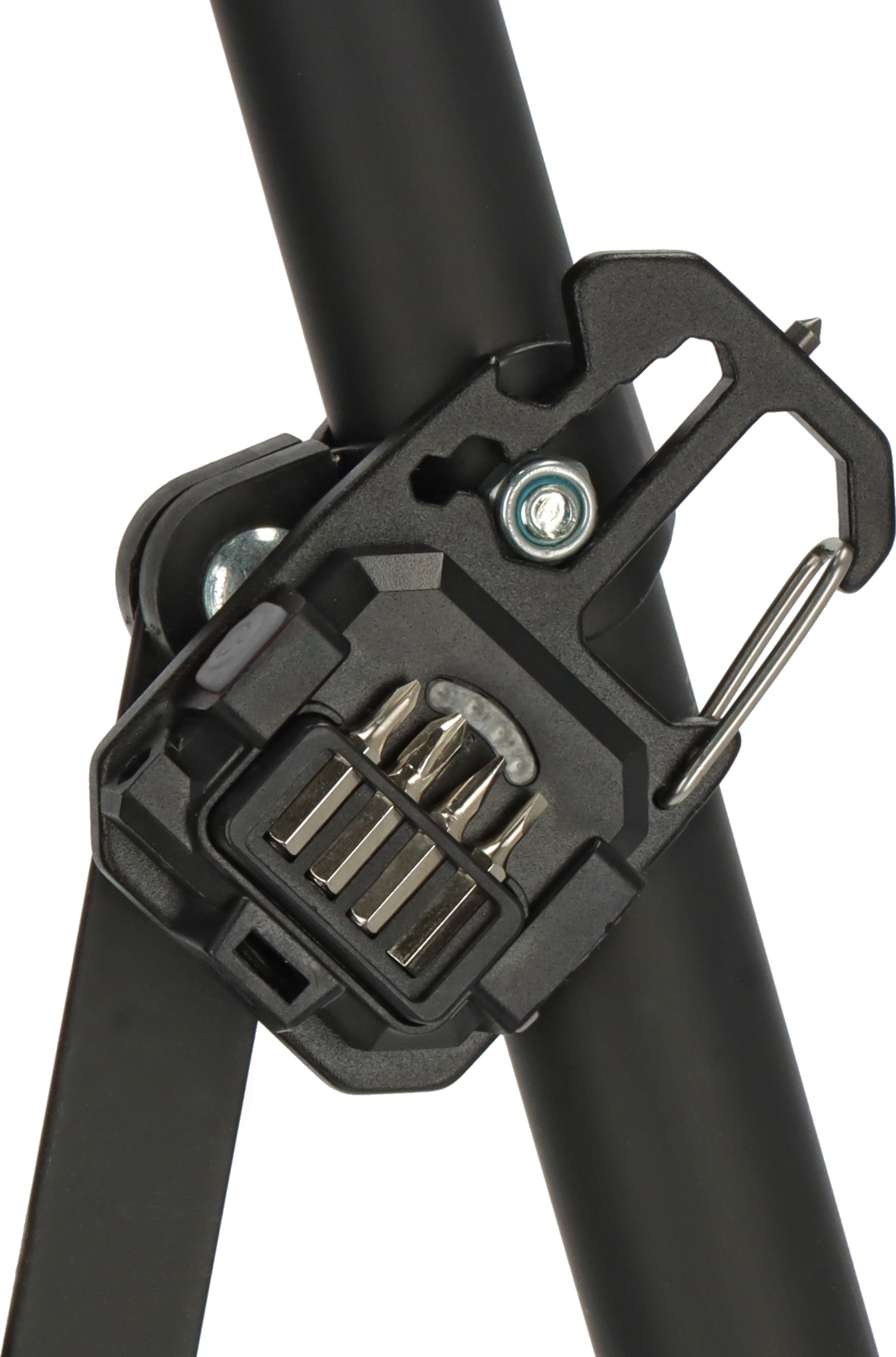 Ein schwarzes Multitool mit integrierten Schraubendreher-Bits ist an einem schwarzen Metallrohr befestigt.
