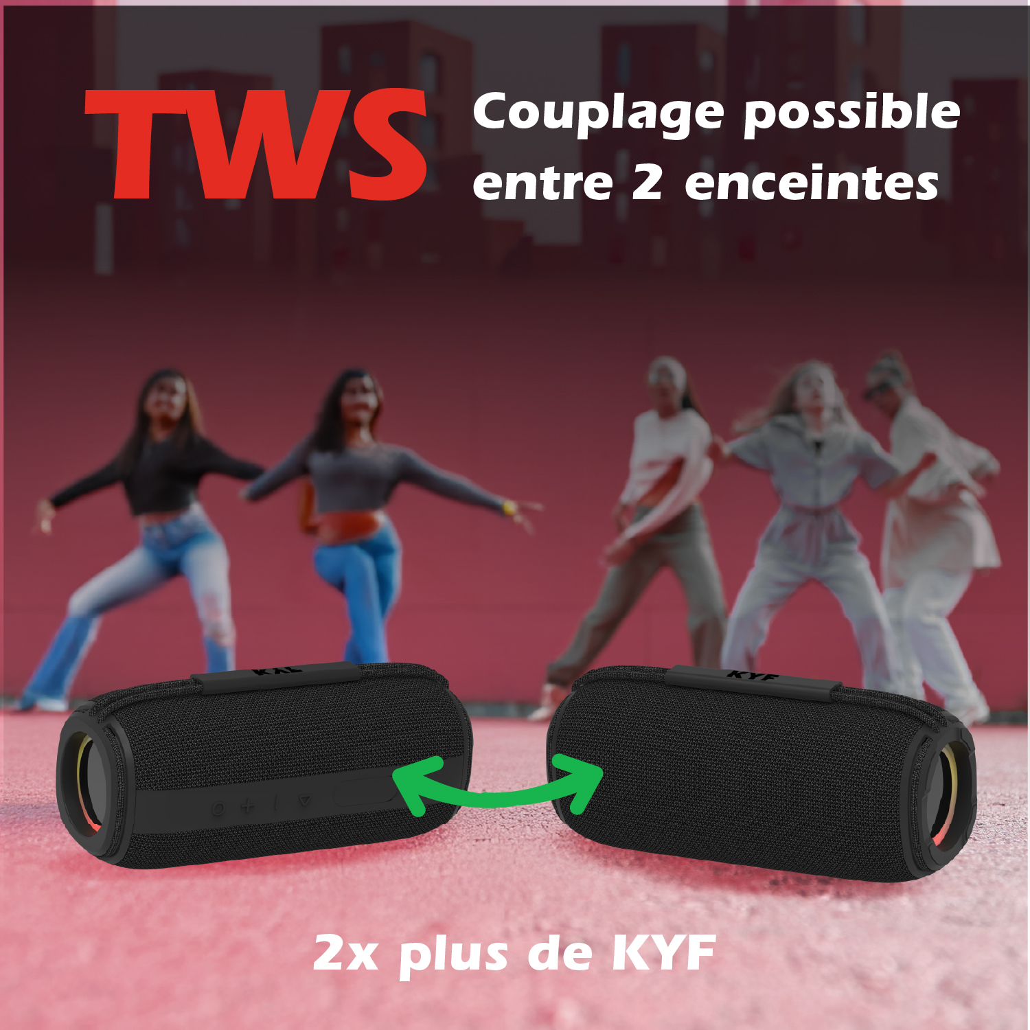 Dos altavoces KYF negros frente a un grupo bailando.