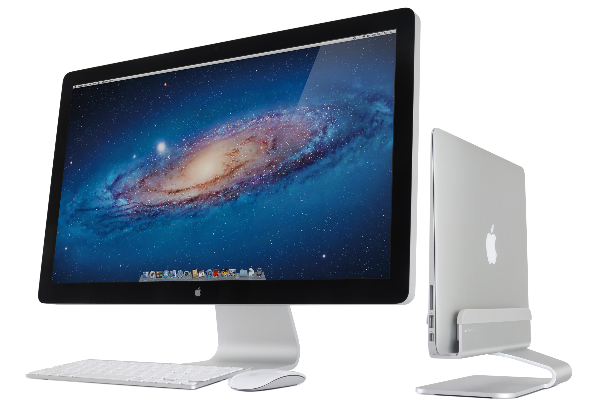 Ein Apple Desktop-Computer mit Tastatur, Maus und einem Laptop in einem Ständer daneben vor weißem Hintergrund.
