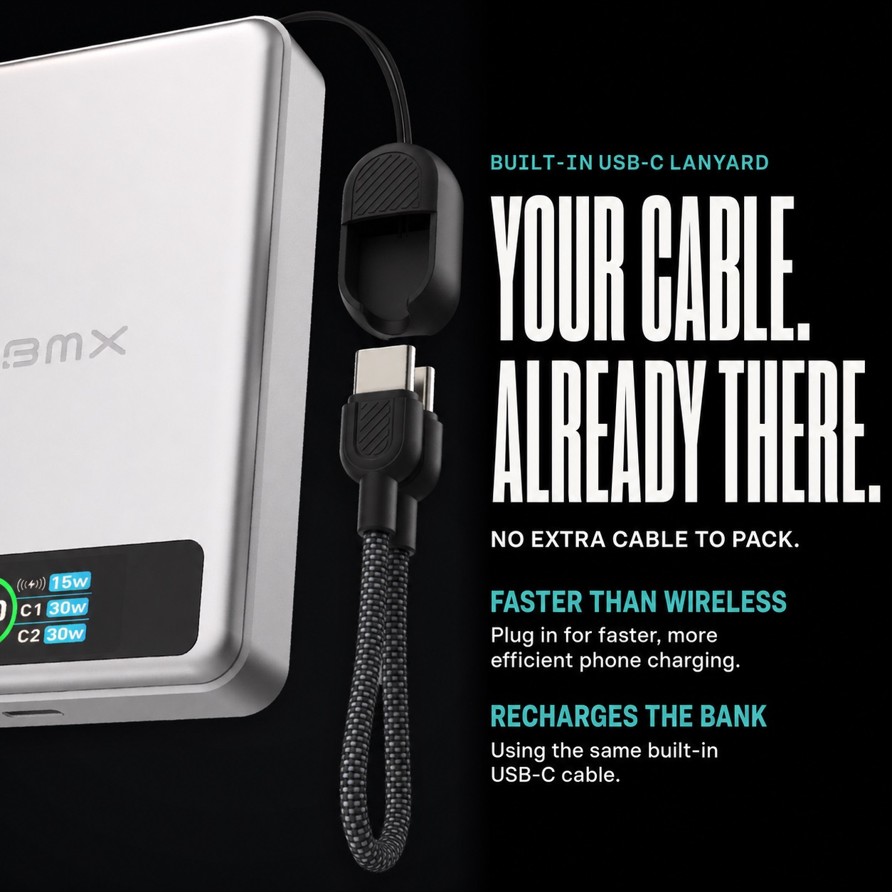 Eine silberne Powerbank mit integriertem USB-C-Kabel und Werbetext vor schwarzem Hintergrund.