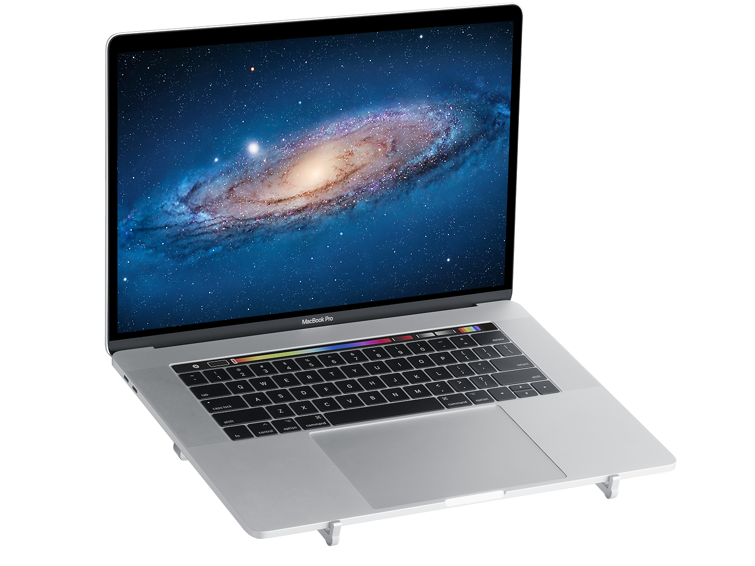 Ein silbernes MacBook Pro auf einem Ständer zeigt ein farbenfrohes Galaxie-Hintergrundbild auf dem Bildschirm.