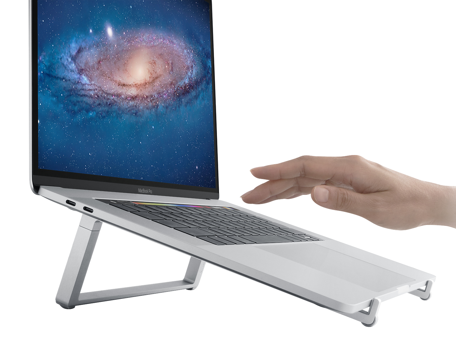 Ein silberner Laptop auf einem Ständer, während eine Hand die Tastatur berührt.