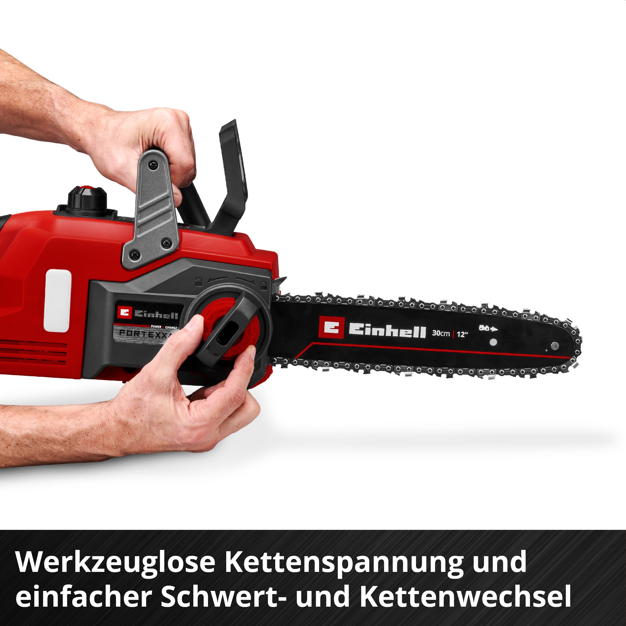 Hände passen werkzeuglos die Kettenspannung einer roten Einhell Kettensäge an.