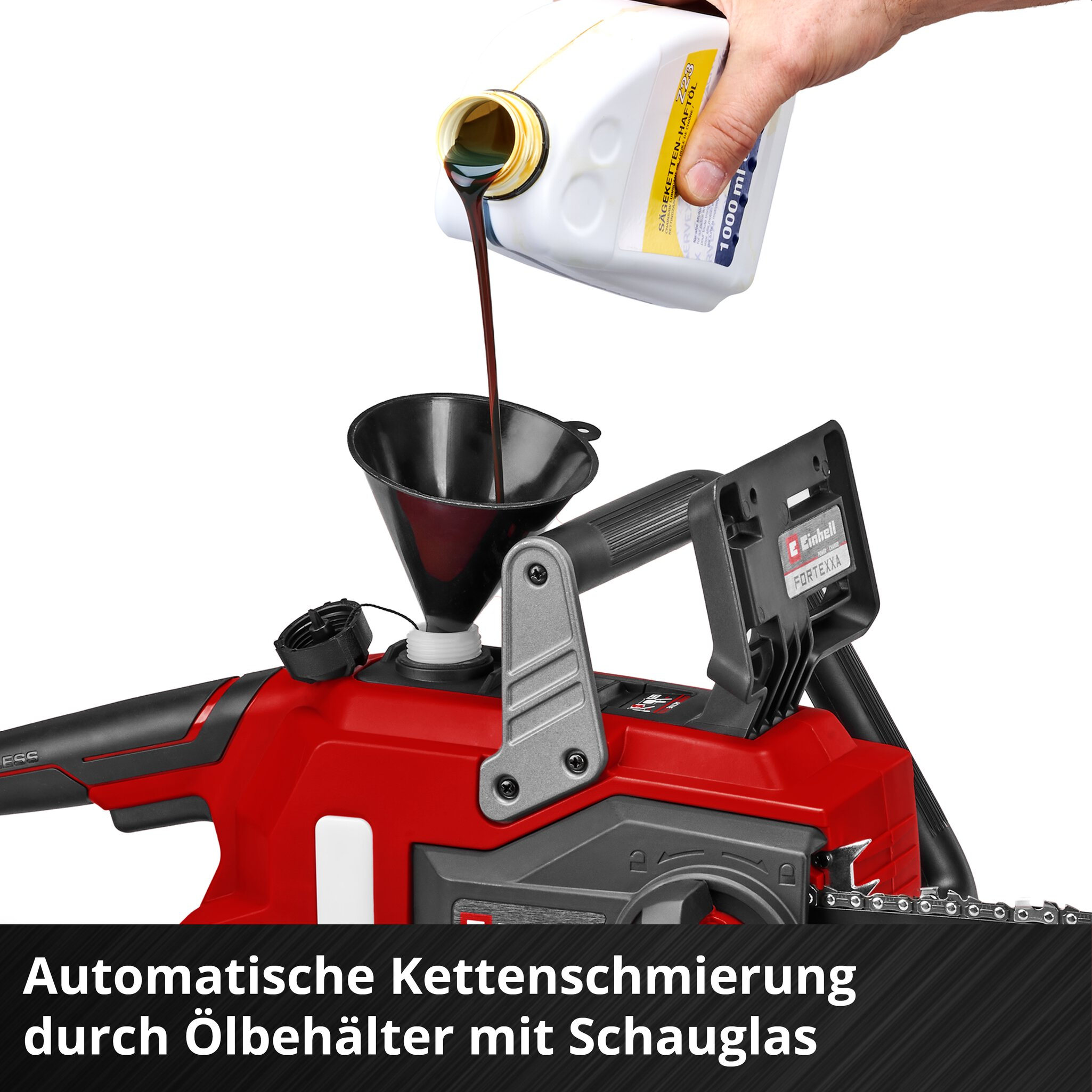 Öl wird durch einen Trichter in eine rote Kettensäge gefüllt.