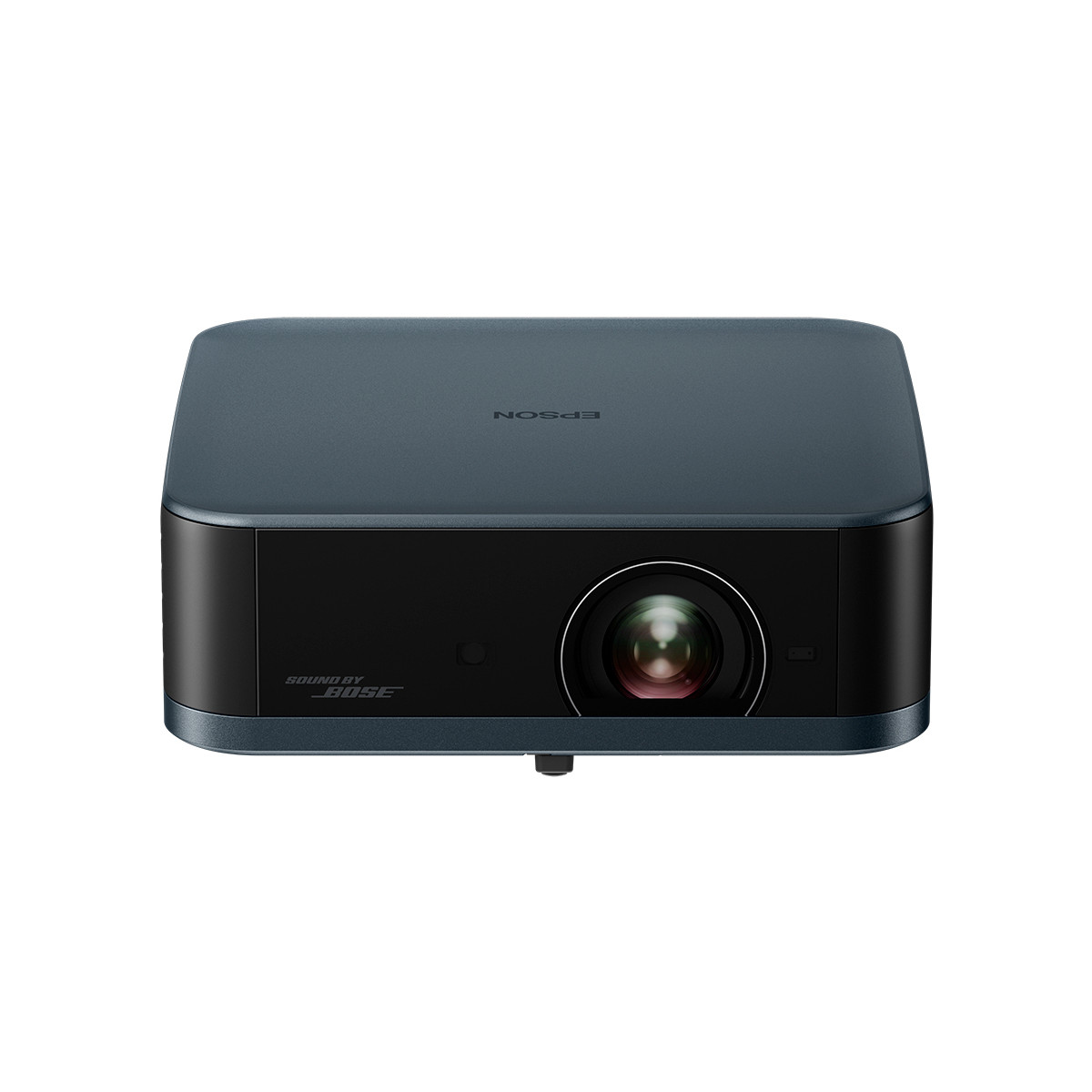 Un proyector Epson gris con panel frontal negro, logotipo de Bose y lente grande sobre fondo blanco.
