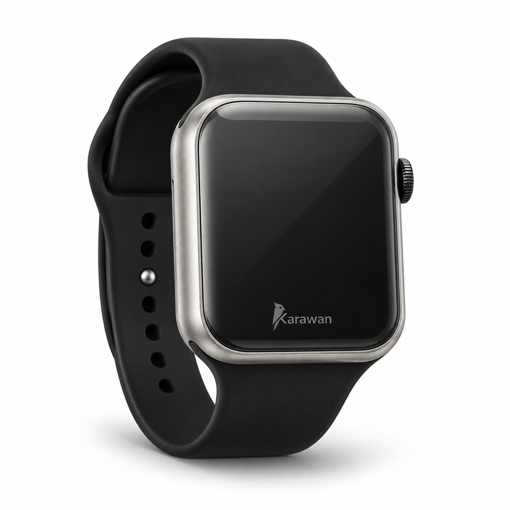 Un reloj inteligente negro con caja plateada y correa negra sobre fondo blanco, con el logotipo de Karawan.