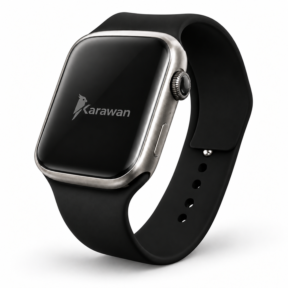 Un reloj inteligente negro con caja plateada y el logotipo de Karawan en la pantalla, sobre un fondo blanco.