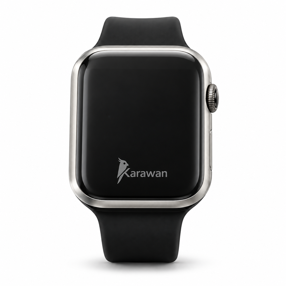 Un reloj inteligente negro con caja plateada y correa negra muestra el logotipo de Karawan en su pantalla.