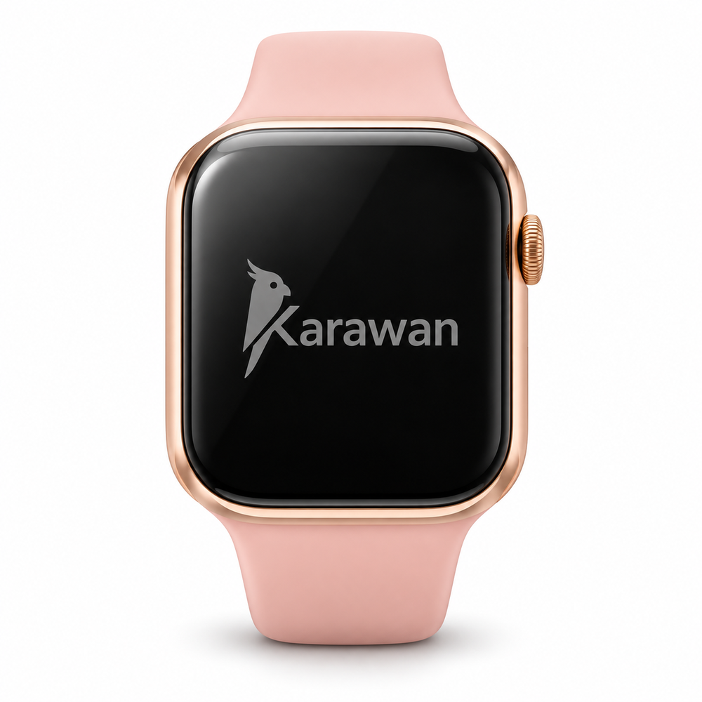 Un reloj inteligente rosa con caja de oro rosa y el logotipo de Karawan en la pantalla negra sobre fondo blanco.