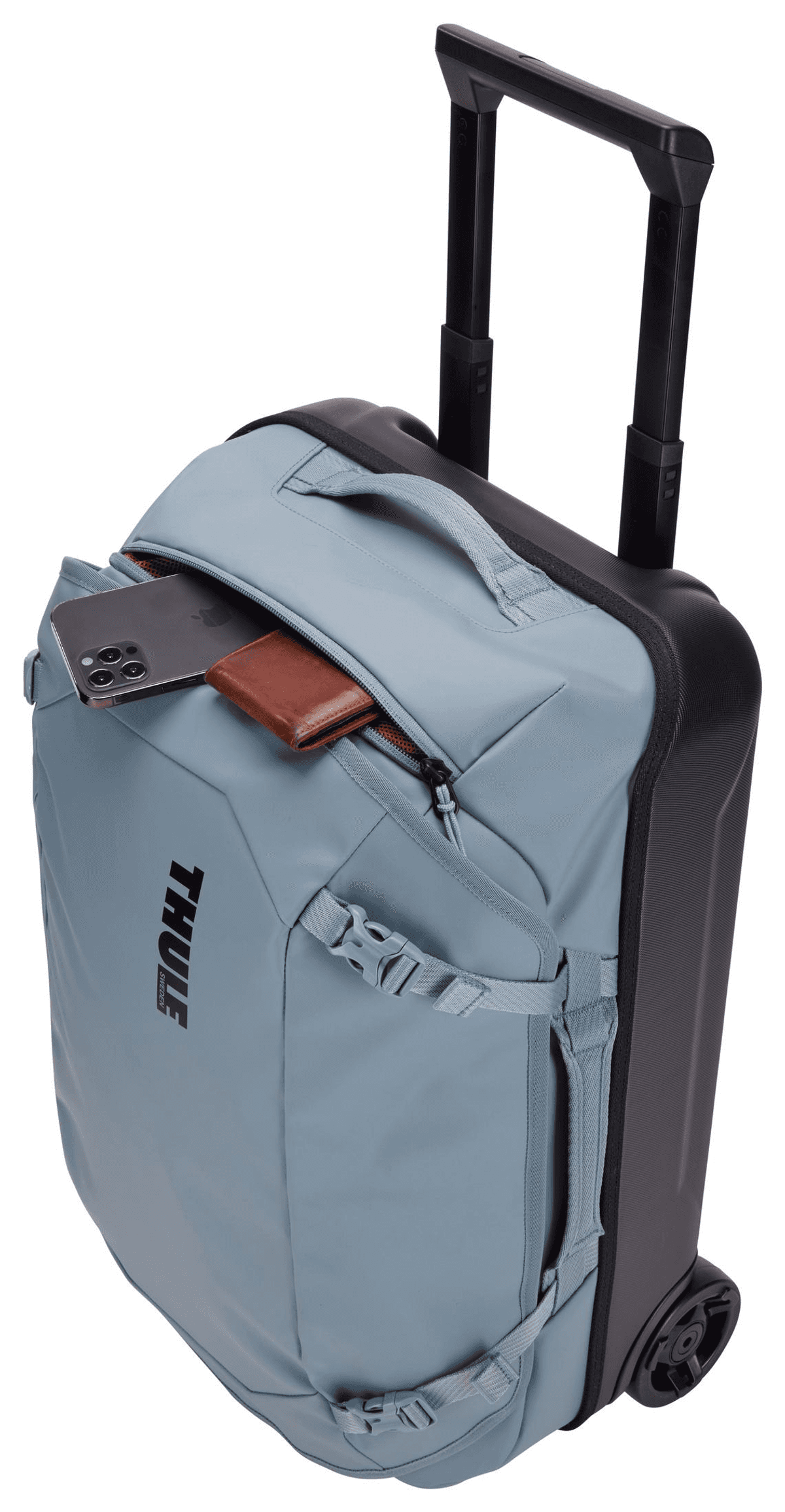 Una maleta azul claro con asa extensible, bolsillo frontal abierto con un teléfono y cartera marrón.