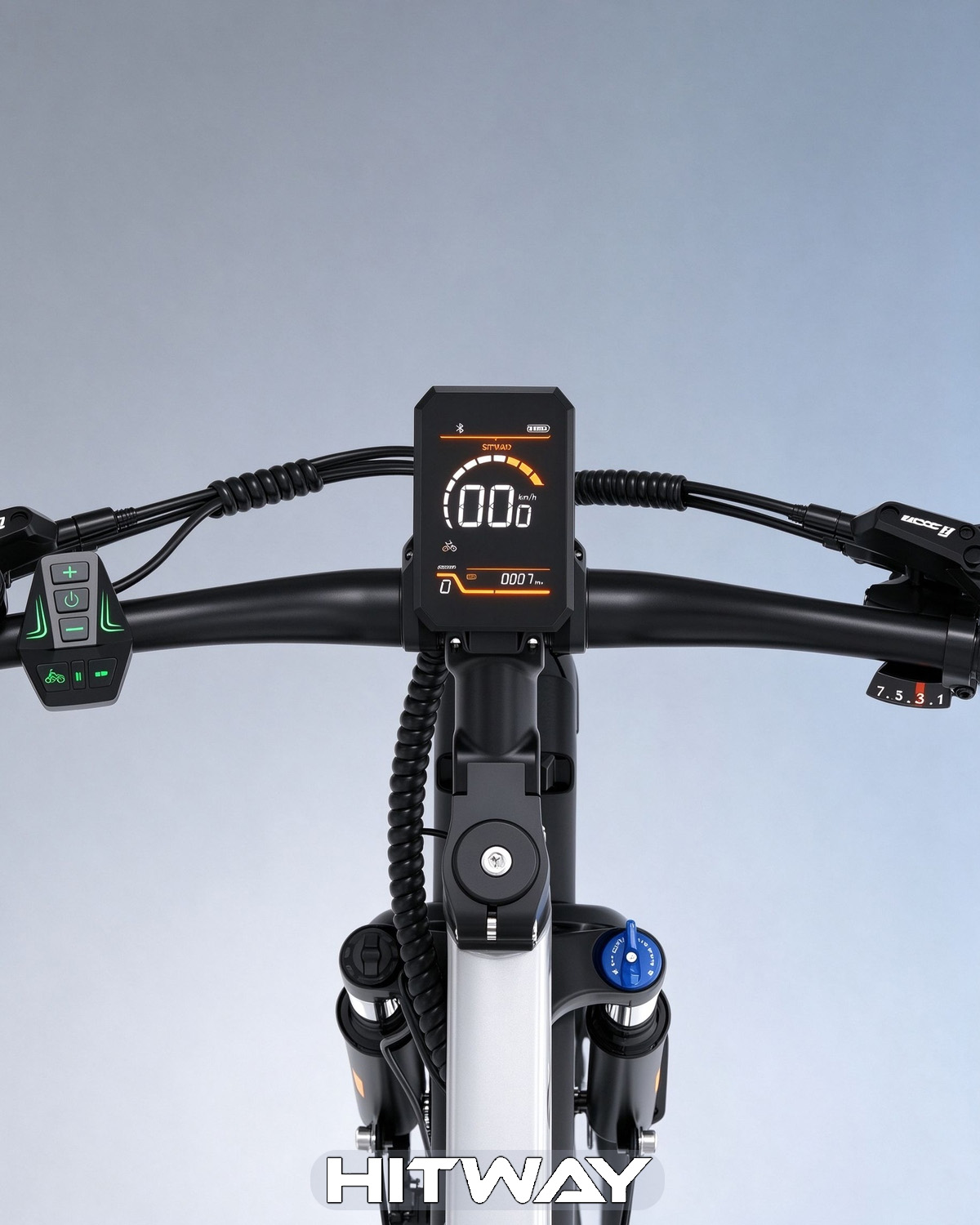 Lenker eines E-Bikes mit digitalem Display in der Mitte, Bedienelementen und Bremsen gegen hellen Hintergrund.