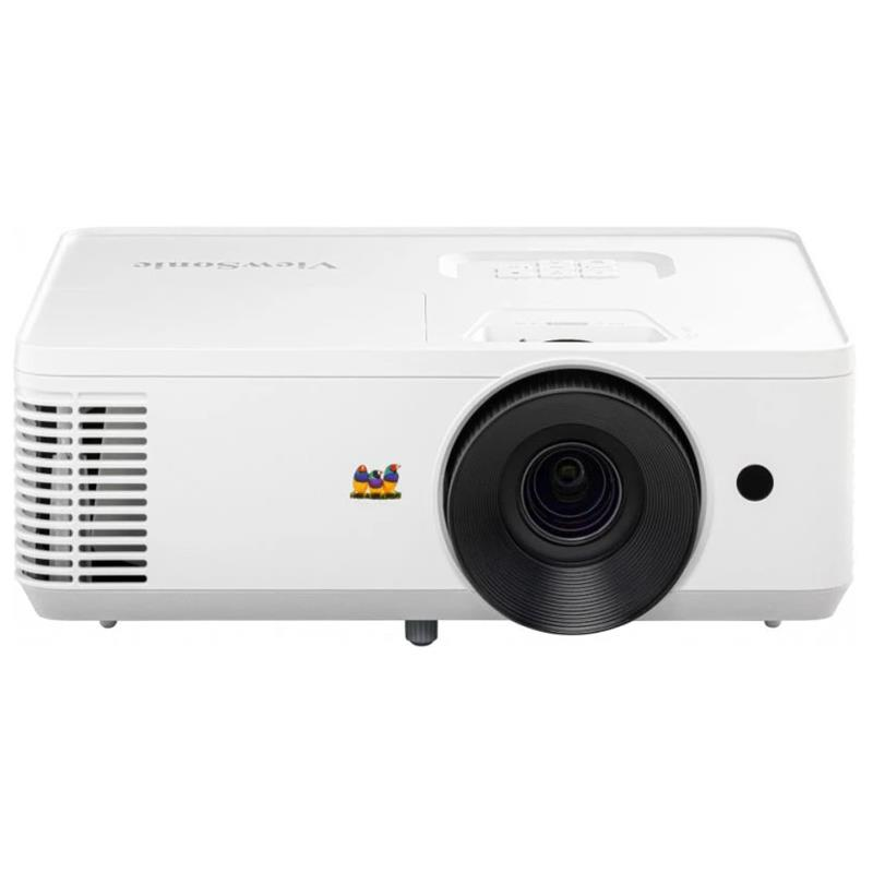 Ein weißer ViewSonic-Projektor steht vor schlichtem Hintergrund und zeigt Objektiv und Lüftungsschlitze.