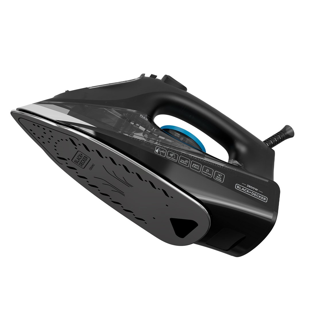 Ferro da stiro a vapore nero Black and Decker con piastra in ceramica visto da sotto.