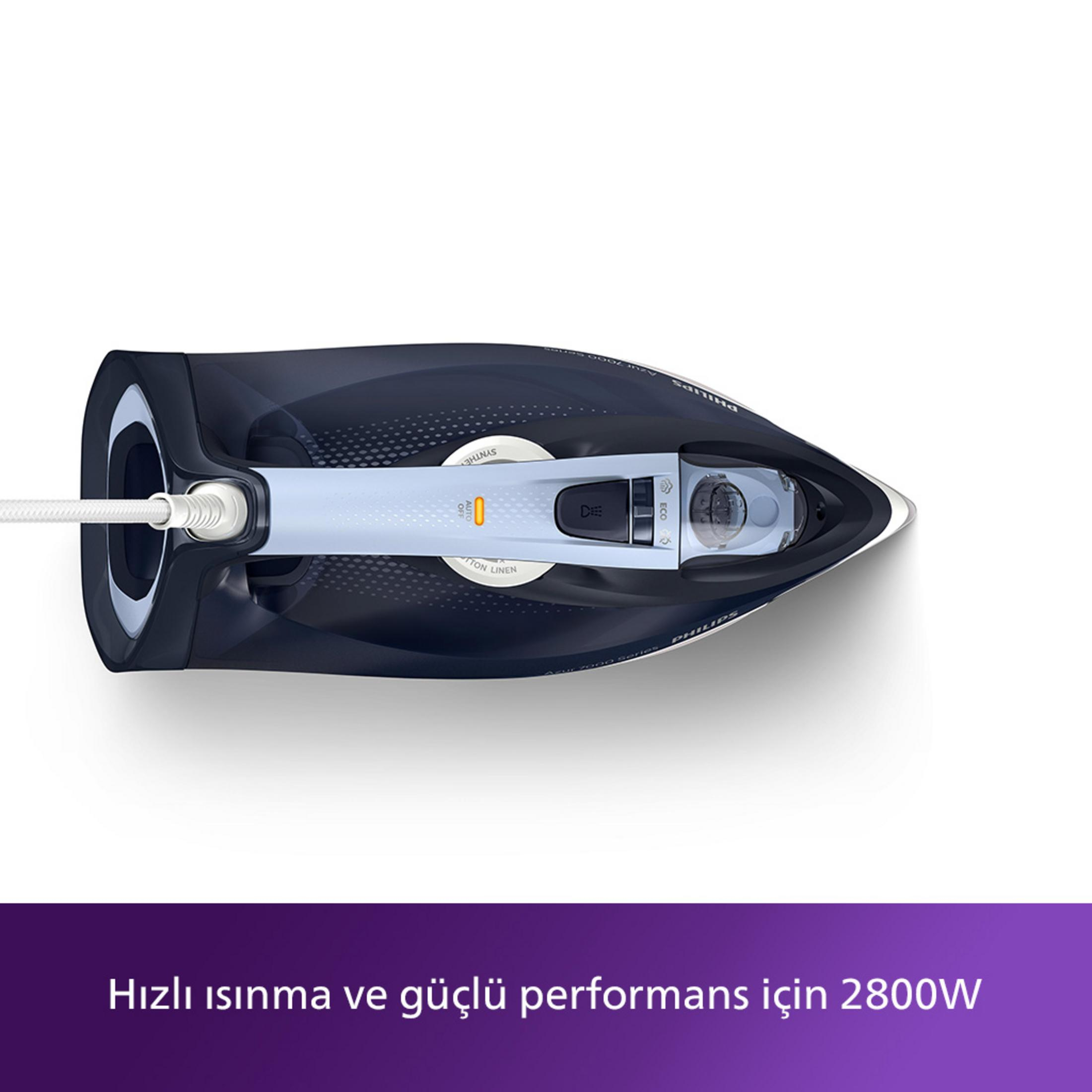 Beyaz zemin üzerinde beyaz kablolu, üstten görünen koyu mavi buharlı ütü, altta mor şerit.