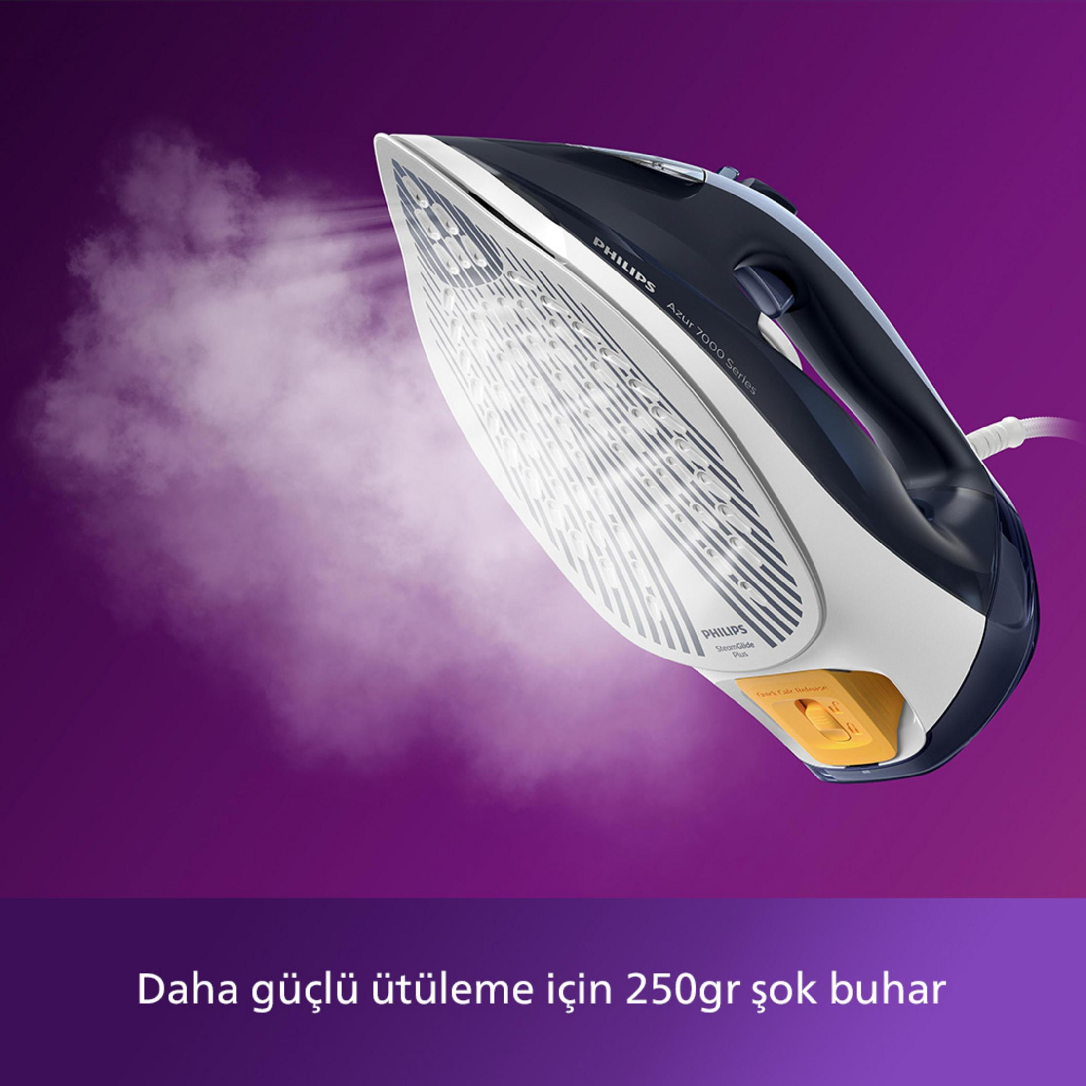 Mor arka planda güçlü buhar püskürten bir Philips Azur 7000 Serisi buharlı ütü.