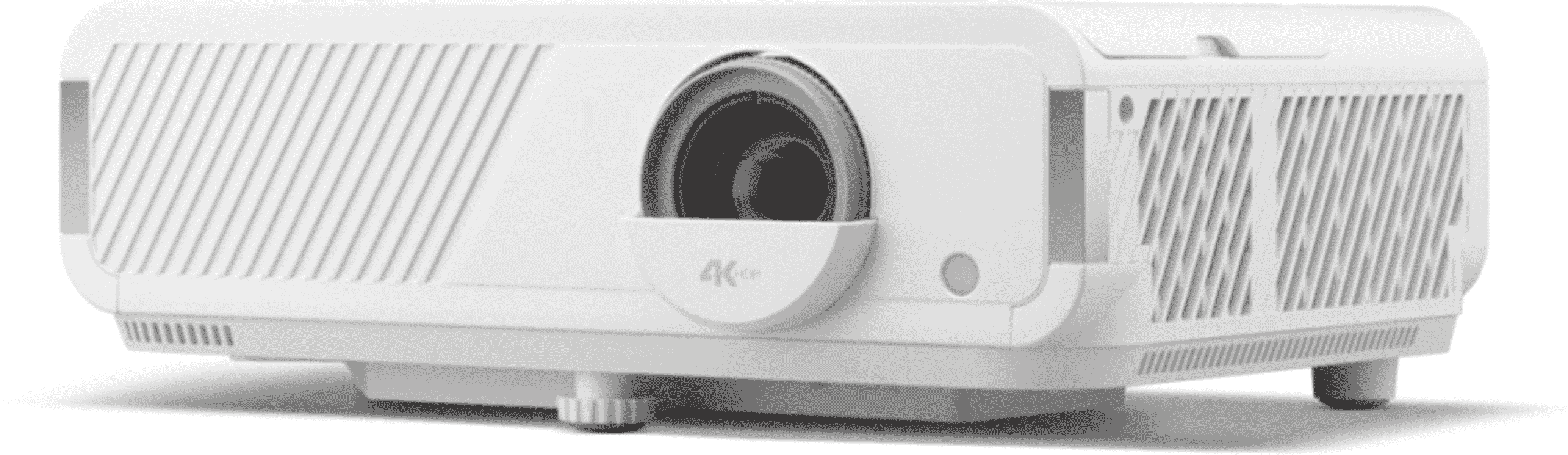 Un proyector 4K HDR blanco con una lente grande sobre una superficie clara con fondo blanco.