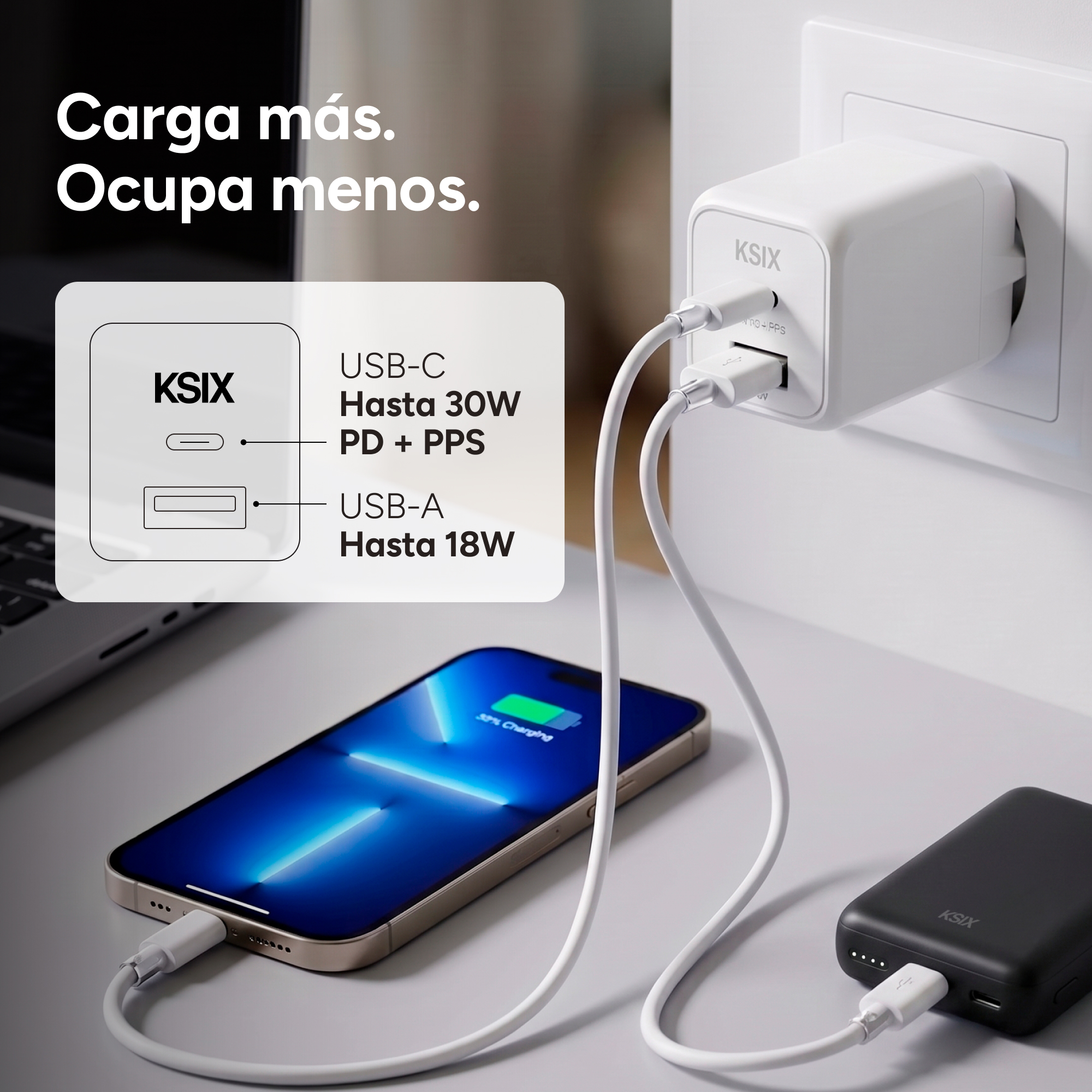 Cargador blanco KSIX enchufado a la pared, con dos cables blancos cargando un teléfono y una batería.