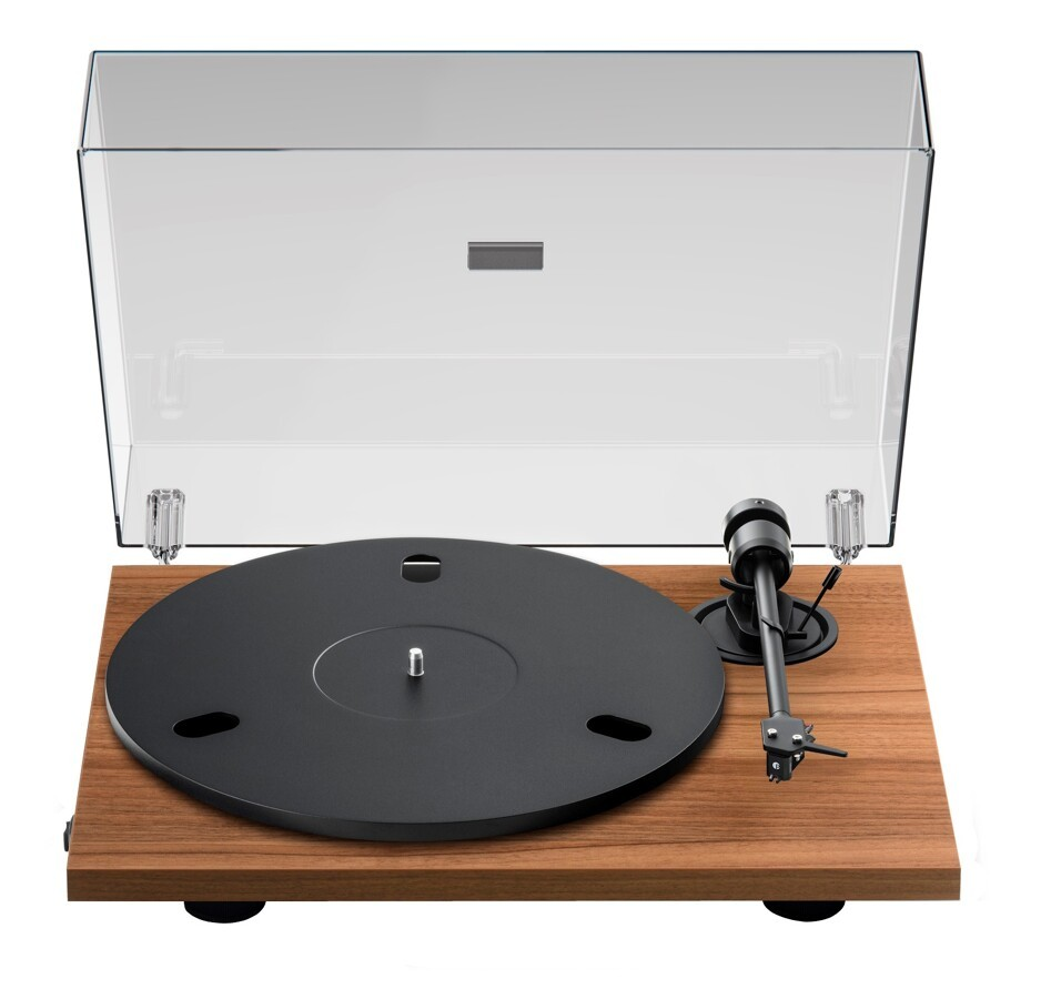 Moderner Plattenspieler mit Holzbasis, schwarzem Teller und klarem Acryl-Staubschutzdeckel.