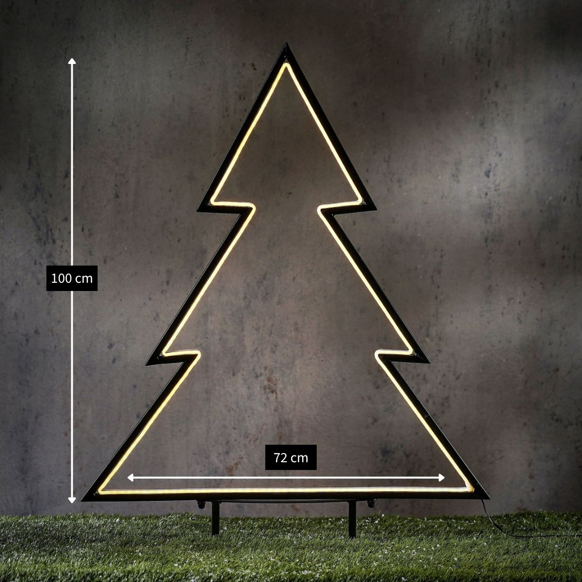 Silhouette de sapin de Noël éclairée à l'extérieur sur herbe, mesurant 100 cm de haut et 72 cm de large.