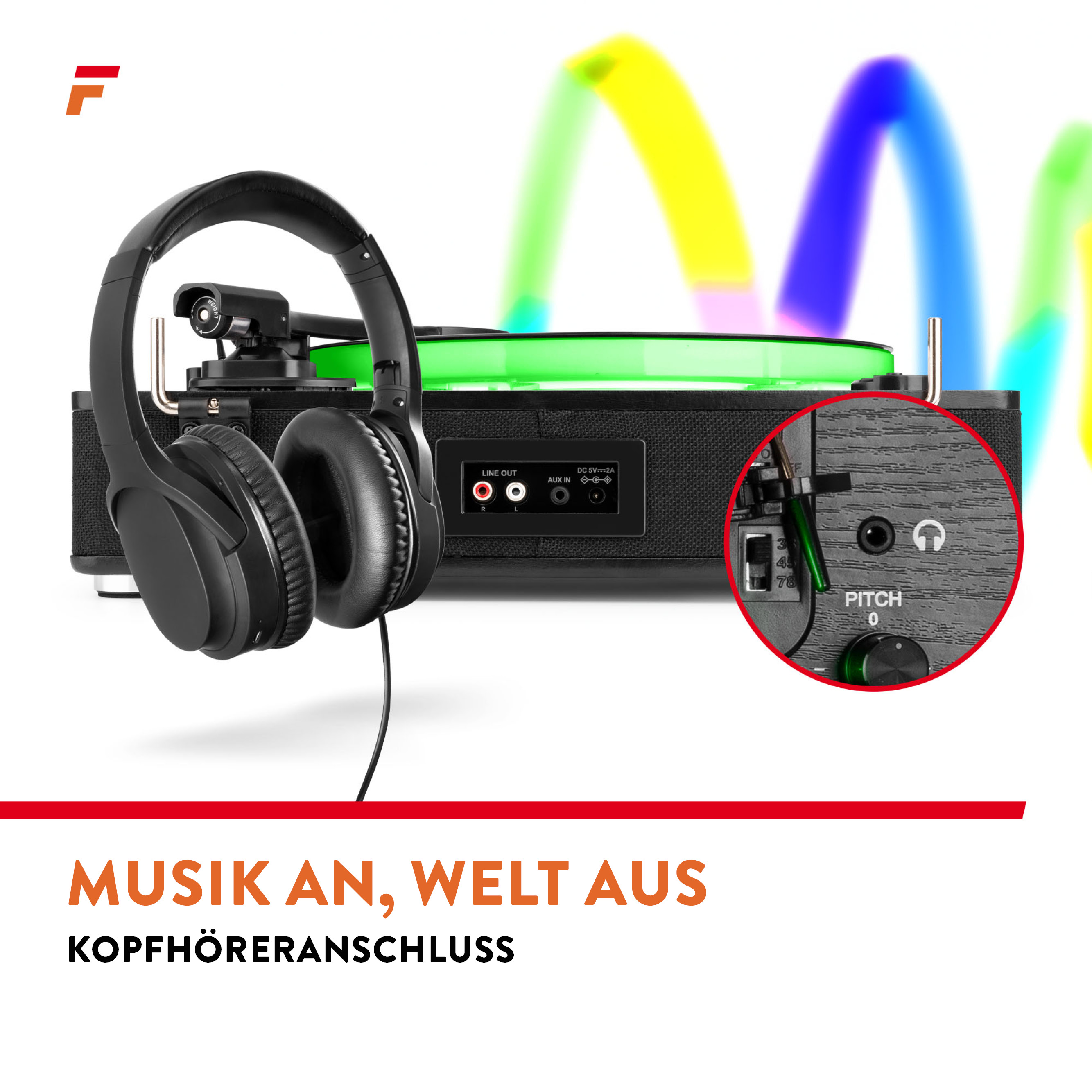 Schwarze Kopfhörer vor einem Plattenspieler mit Zoom auf den Kopfhöreranschluss.