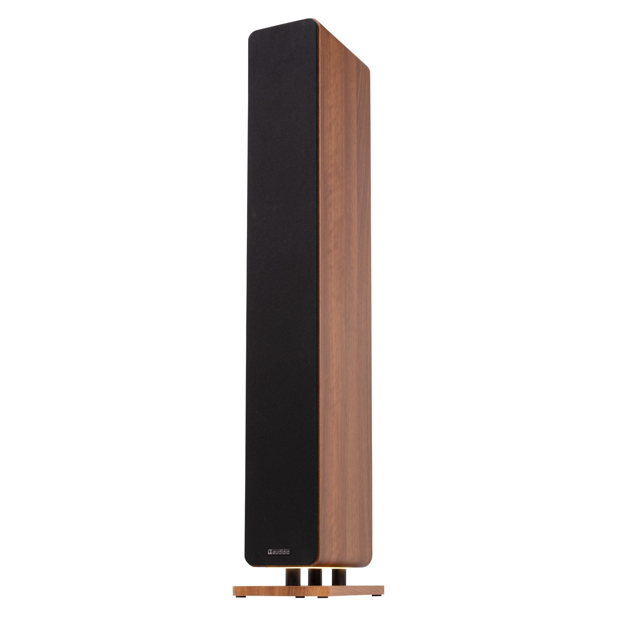 Hoher Holz-Standlautsprecher mit schwarzer Stoffabdeckung und kleinem Markenlogo auf der Basis, freigestellt.