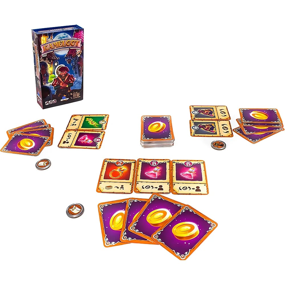 Gioco "Kameloot" con carte colorate, scatola e gettoni su sfondo bianco.