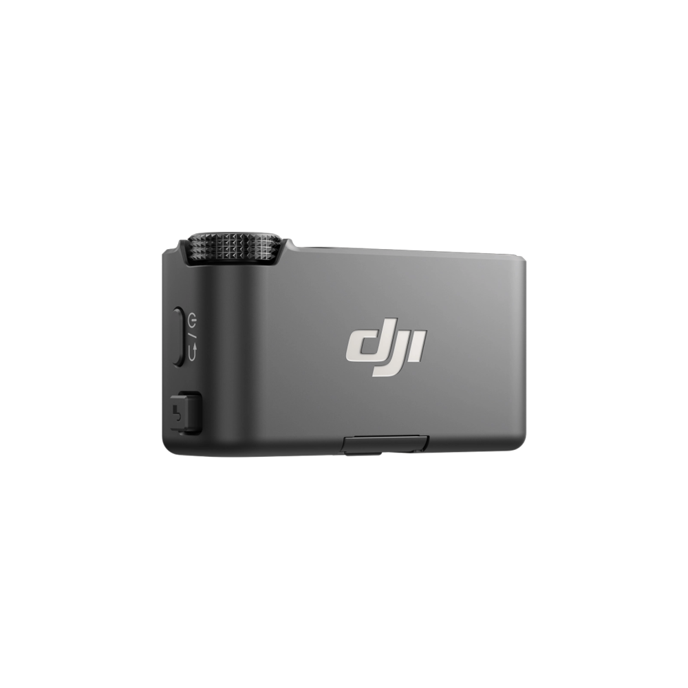 Ein grauer DJI-Taschenaudioempfänger mit strukturiertem Rad, Einschalttaste und DJI-Logo vor weißem Hintergrund.
