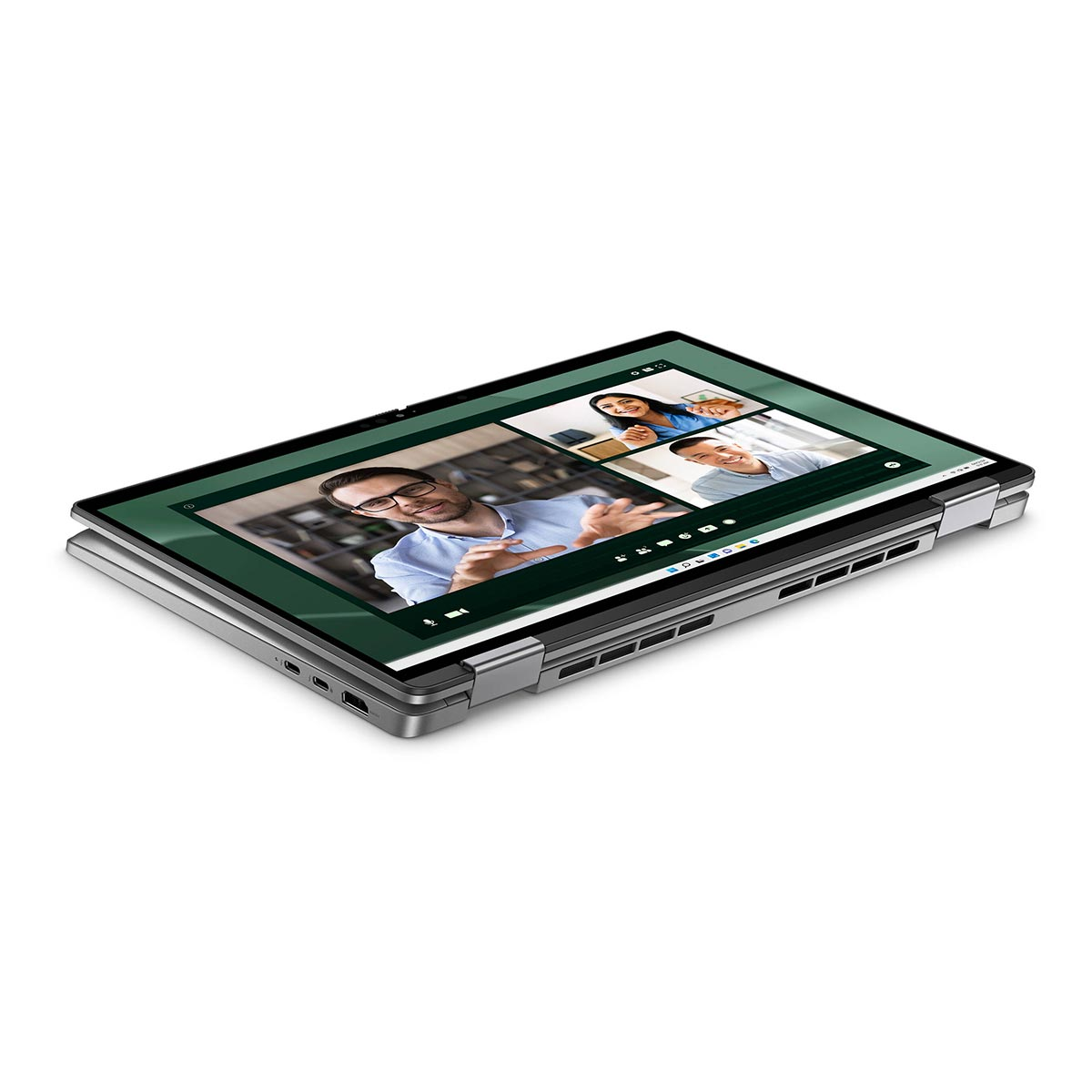 Srebrny laptop wyświetla wideokonferencję z trzema osobami na ekranie.